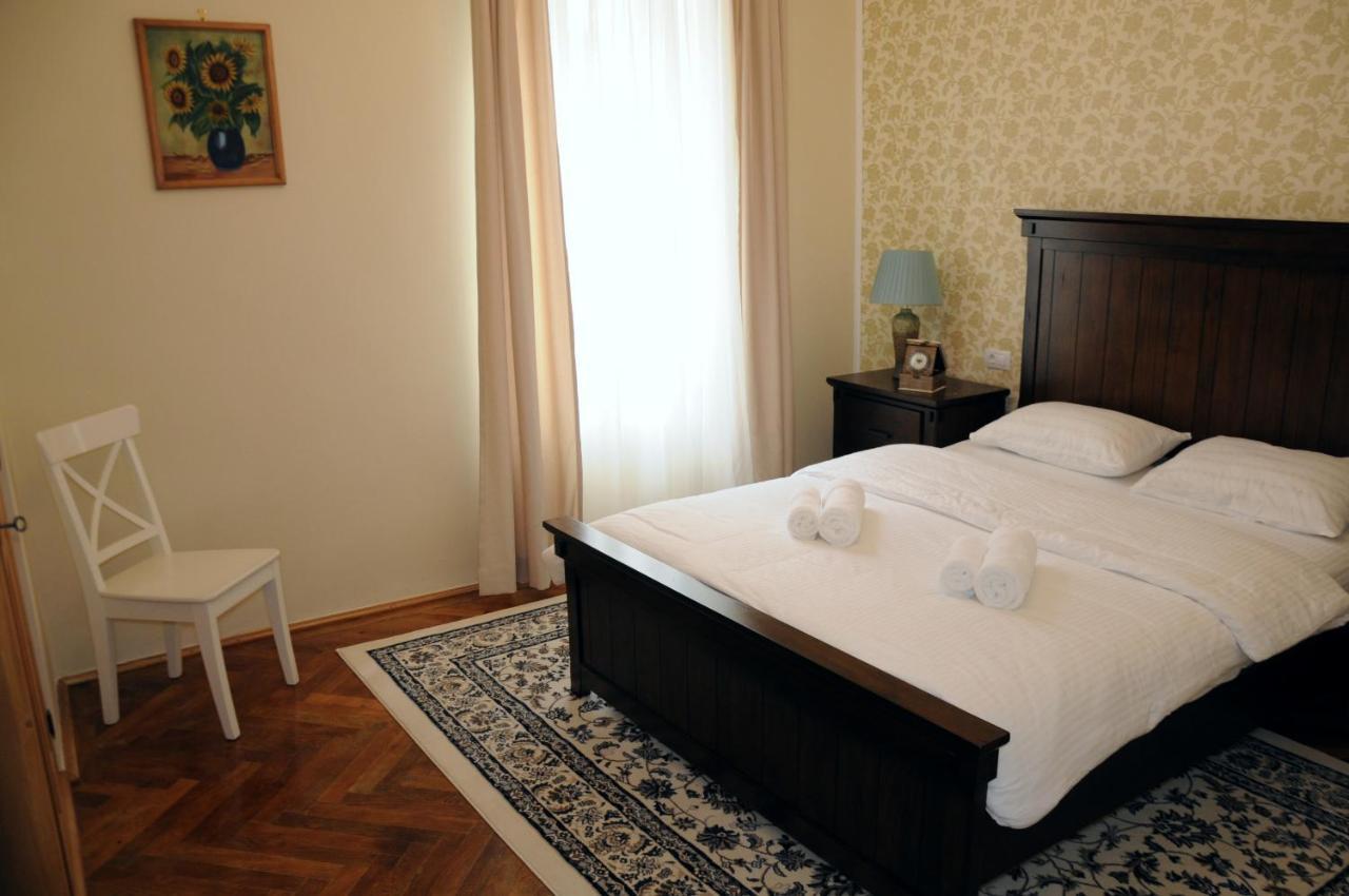 Black Gate - 2 Bedroom Apartment In The Heart Of Old Town With Free Private Secured Parking Brassó Kültér fotó