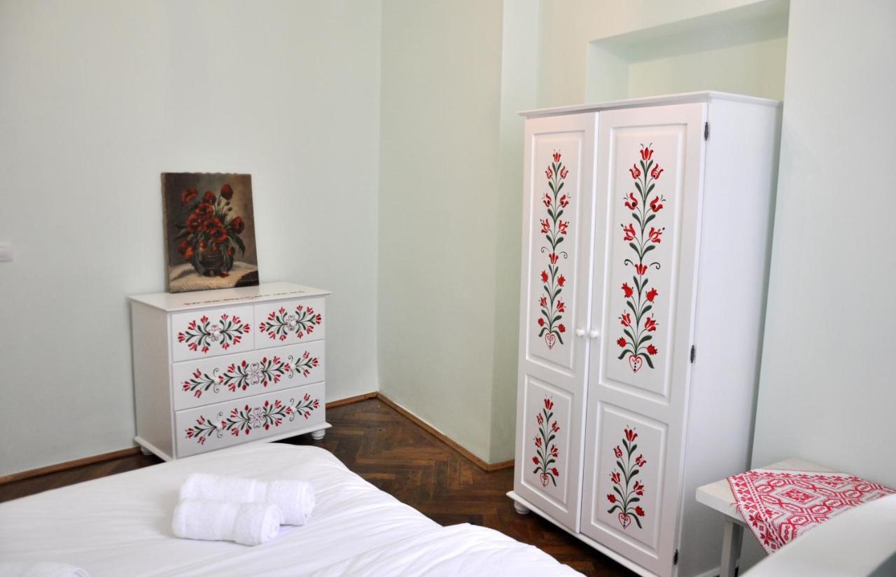Black Gate - 2 Bedroom Apartment In The Heart Of Old Town With Free Private Secured Parking Brassó Kültér fotó