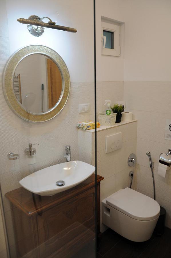 Black Gate - 2 Bedroom Apartment In The Heart Of Old Town With Free Private Secured Parking Brassó Kültér fotó